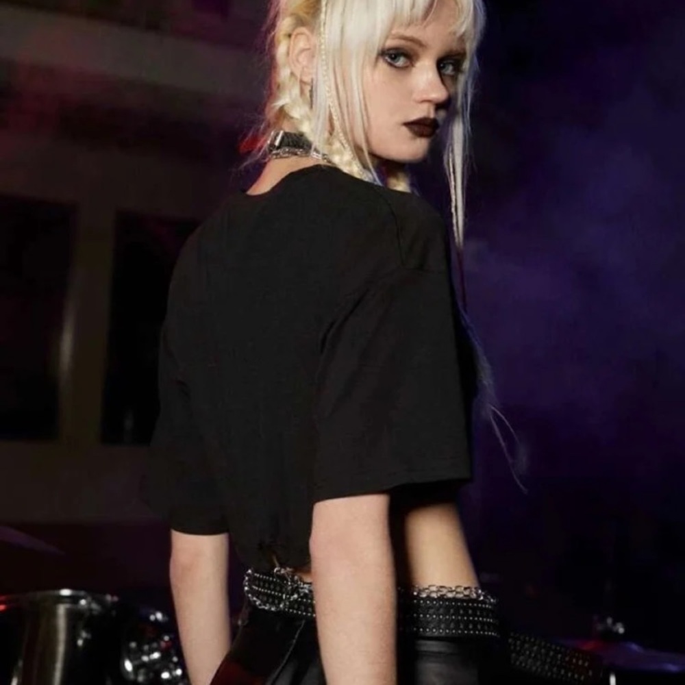 AC/DC Shein Crop Chain Tee - Picture 2 of 5